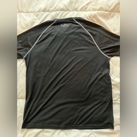 Under Armour HEATGEAR black athletic shirt - Picture 2 of 3